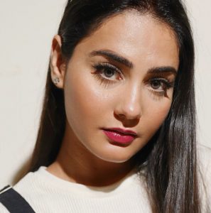 Simmy Goraya beauty influencer